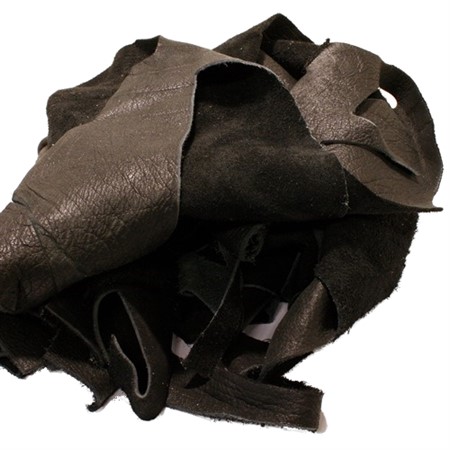 ett kg läderspill spillbitar av svart äkta skinn